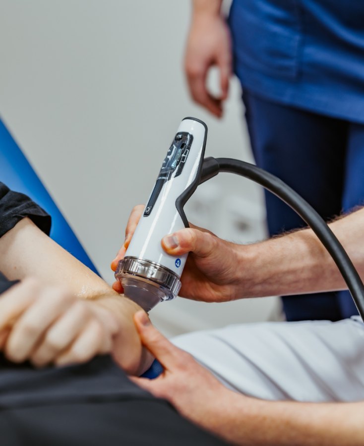Behandlungen ohne Skalpell in der Lutrina Klinik Kaiserslautern: Mit gezielten Therapien wie Osteopathie, Akupunktur, Stoßwellen- und Kryotherapie setzen wir alles daran, Ihre Beschwerden zu lindern und Ihre Mobilität zu verbessern – ganz ohne OP. Unser Ziel: Ein schmerzfreies, aktives Leben für Sie.